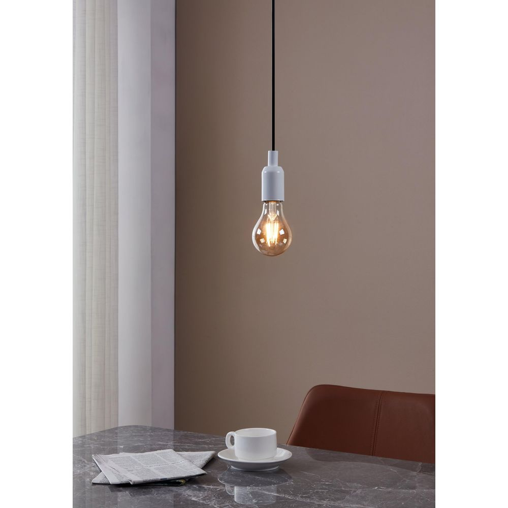 Ampoule suspendue au-dessus d'une table avec journal et tasse.