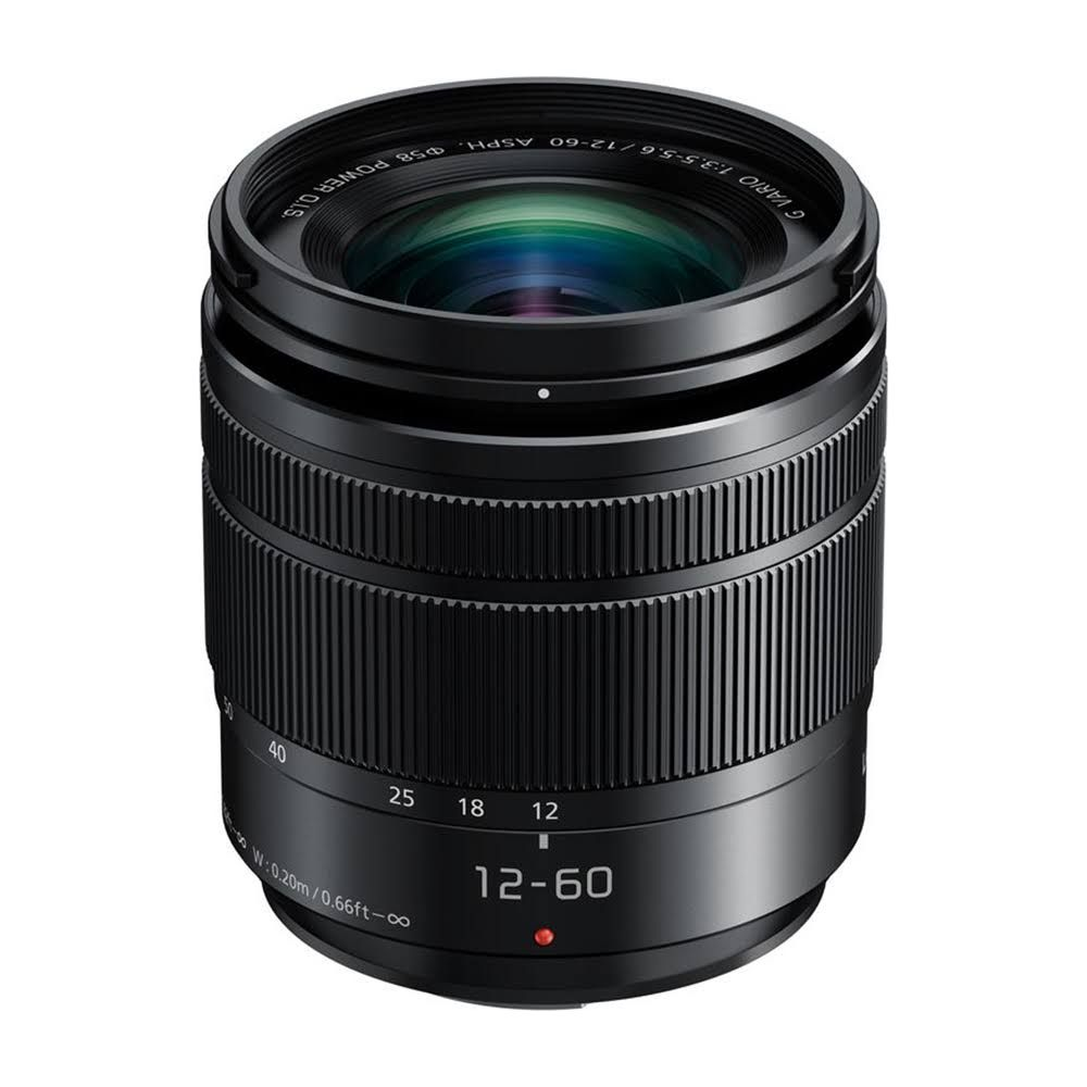 Czarny obiektyw z pierścieniem zoomu i oznaczeniami ogniskowej 12-60mm.