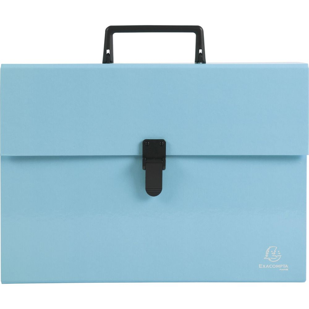 Jasnoniebieska teczka z czarnym uchwytem i zapięciem. Logo w prawym dolnym rogu.