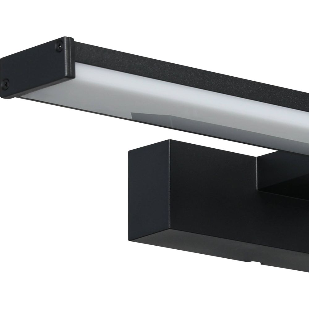 Schwarzer Wandleuchter mit weißem Lichtstreifen. Schlichtes, modernes Design.