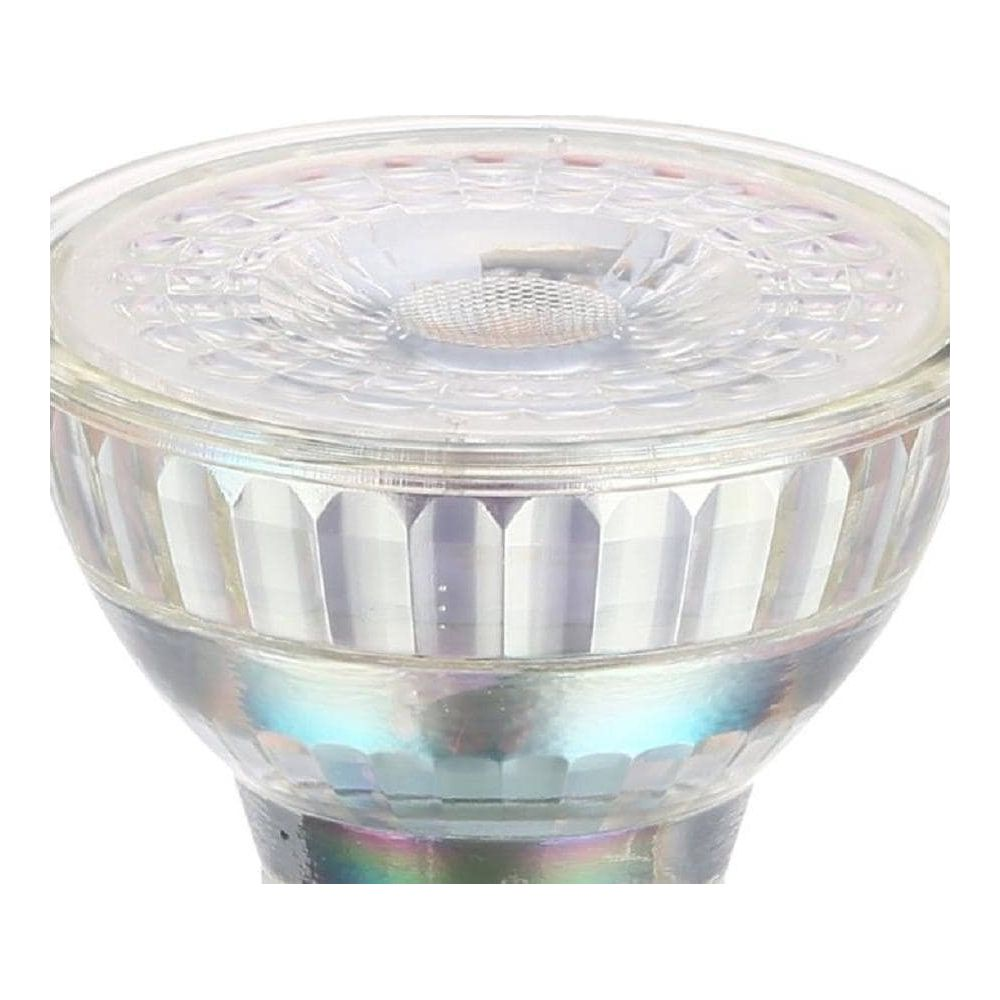 Gros plan d'une ampoule LED transparente à facettes.