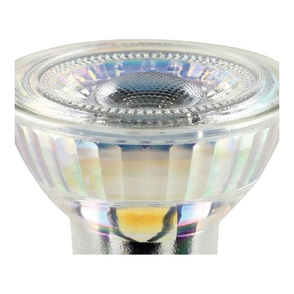 Gros plan d'une ampoule LED en verre transparent avec une base argentée.