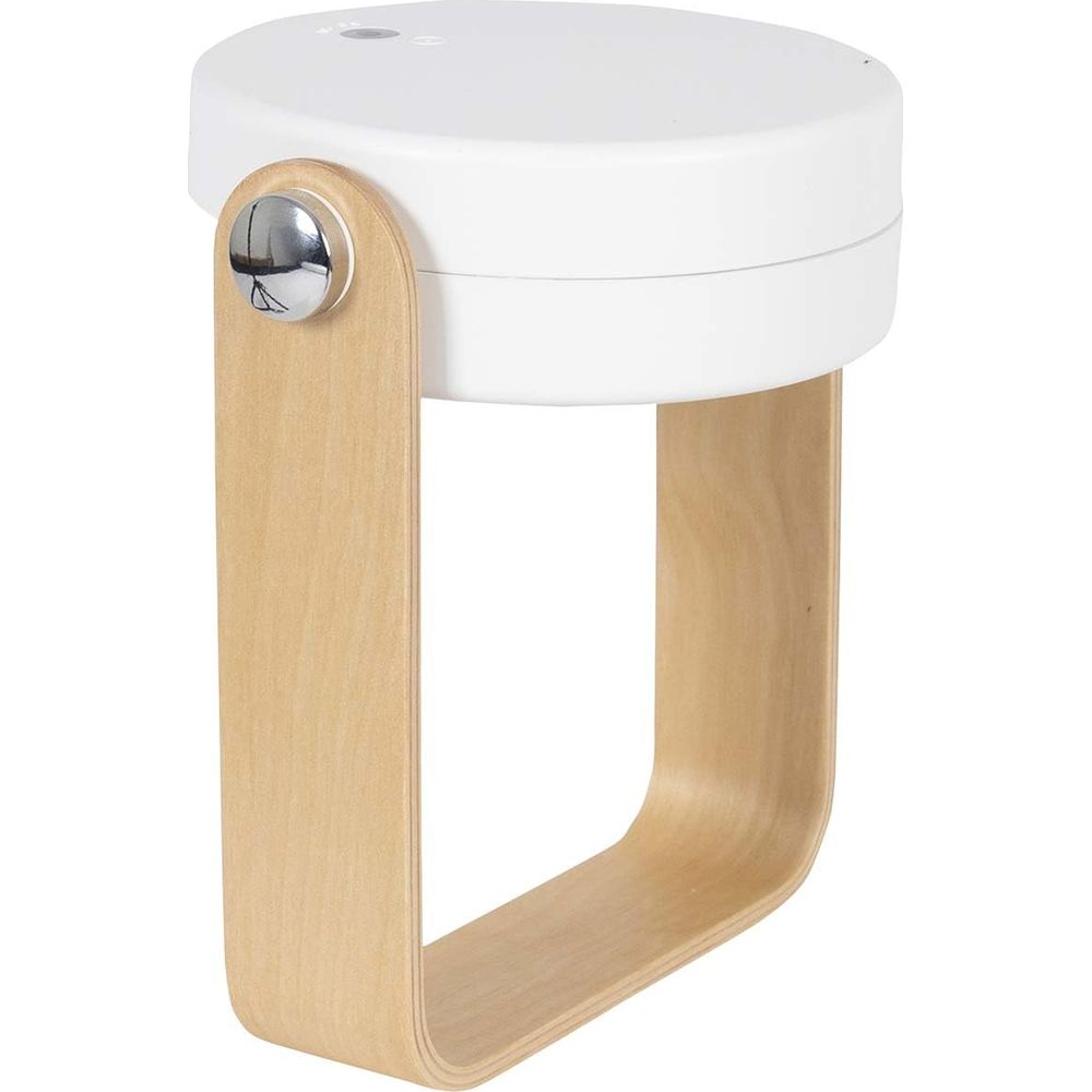 Ein weißer Hocker mit einem U-förmigen Holzrahmen. Ein Chromknopf verbindet die Beine.