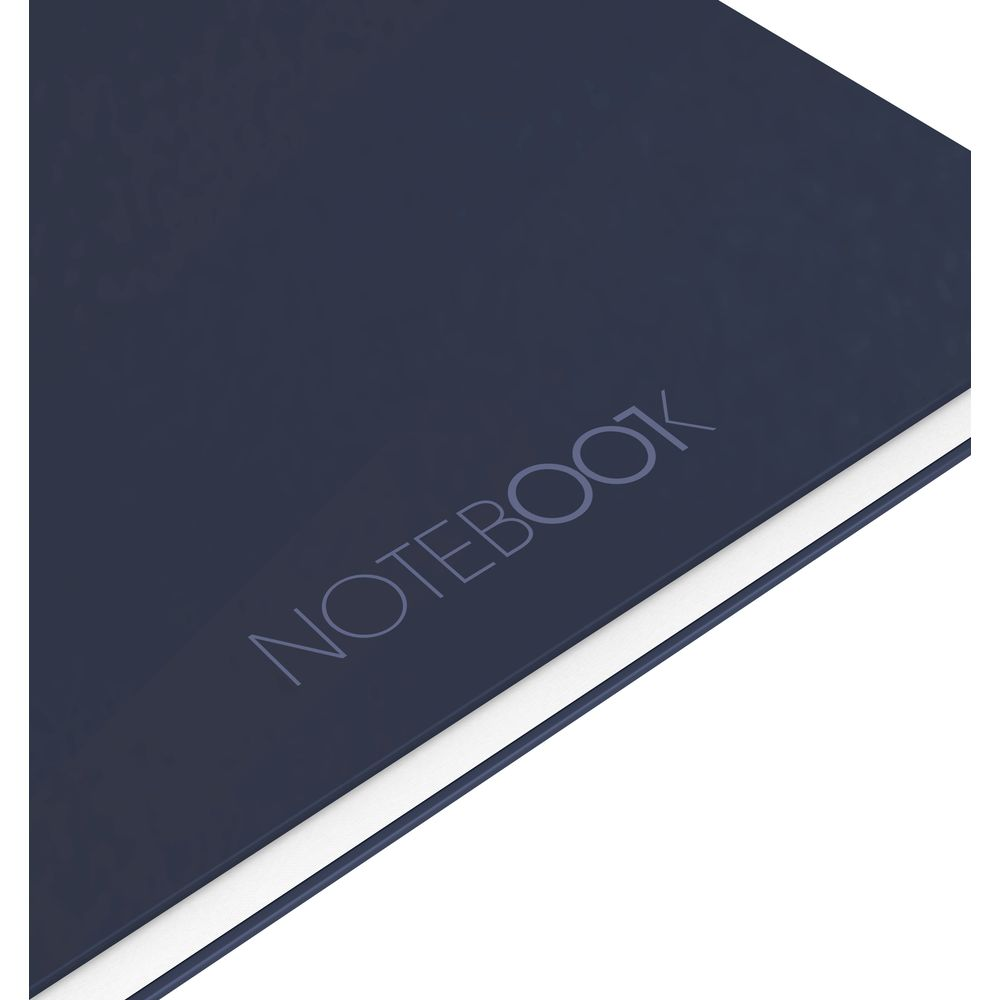 Zamknięty granatowy notatnik z wytłoczonym napisem NOTEBOOK.