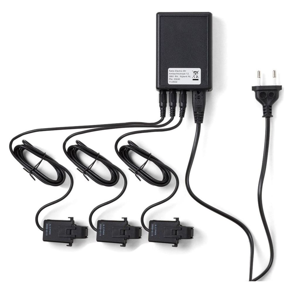 Zwarte stroomadapter met drie kabels en stekker. Met CE-markering.