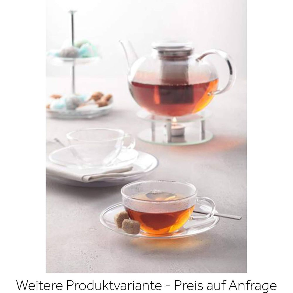 Eine Teekanne und zwei Tassen Tee auf einem Tisch mit Zuckerwürfeln und Gebäck.