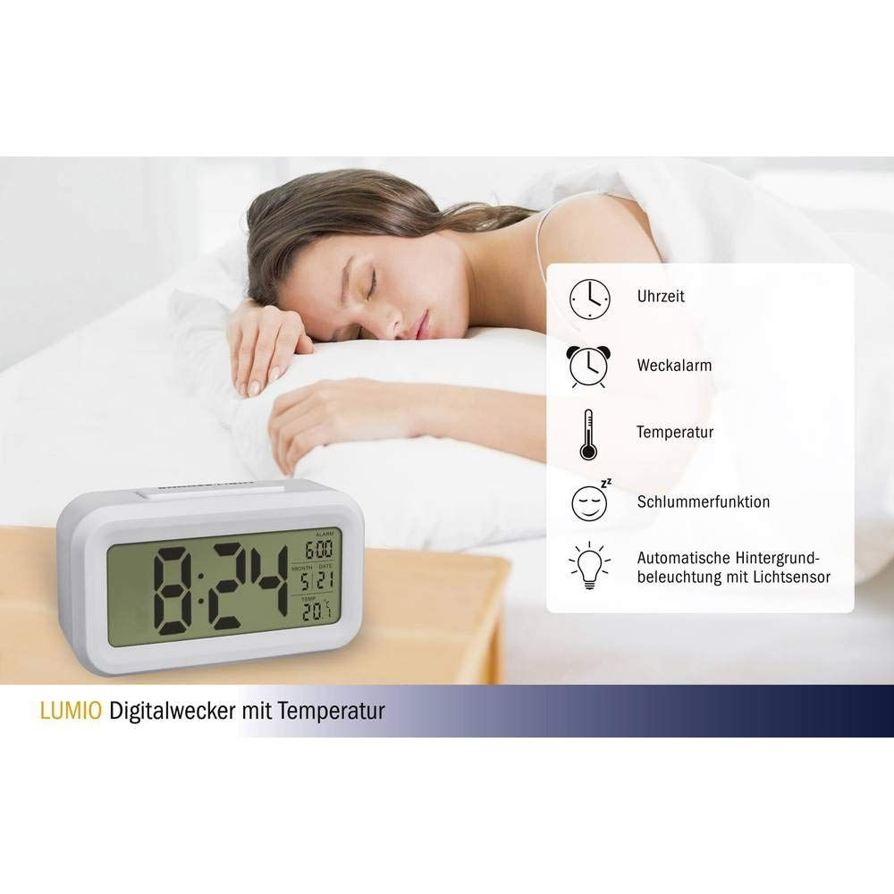 Réveil numérique affiche 8:24, temp, date. Femme dormant dans le lit.