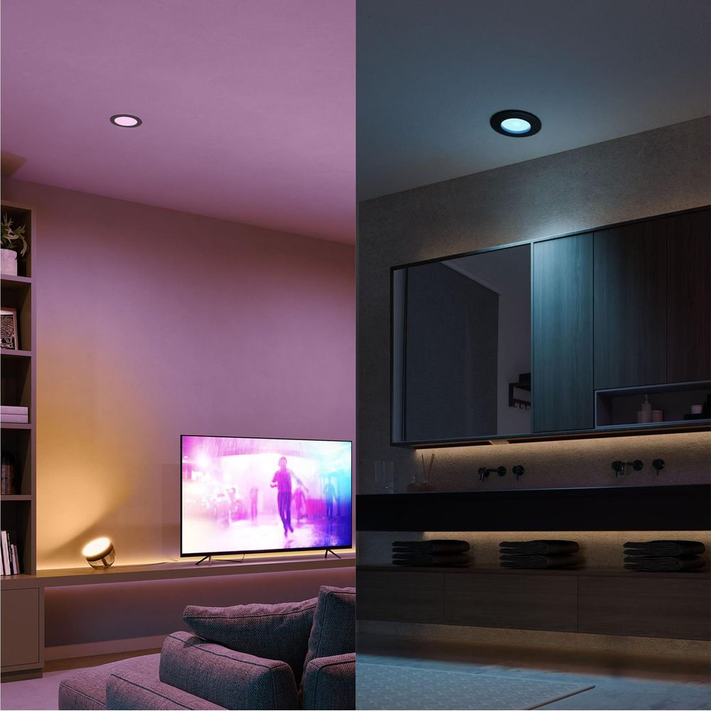 Vue divisée : Salon avec TV et salle de bain avec miroir.