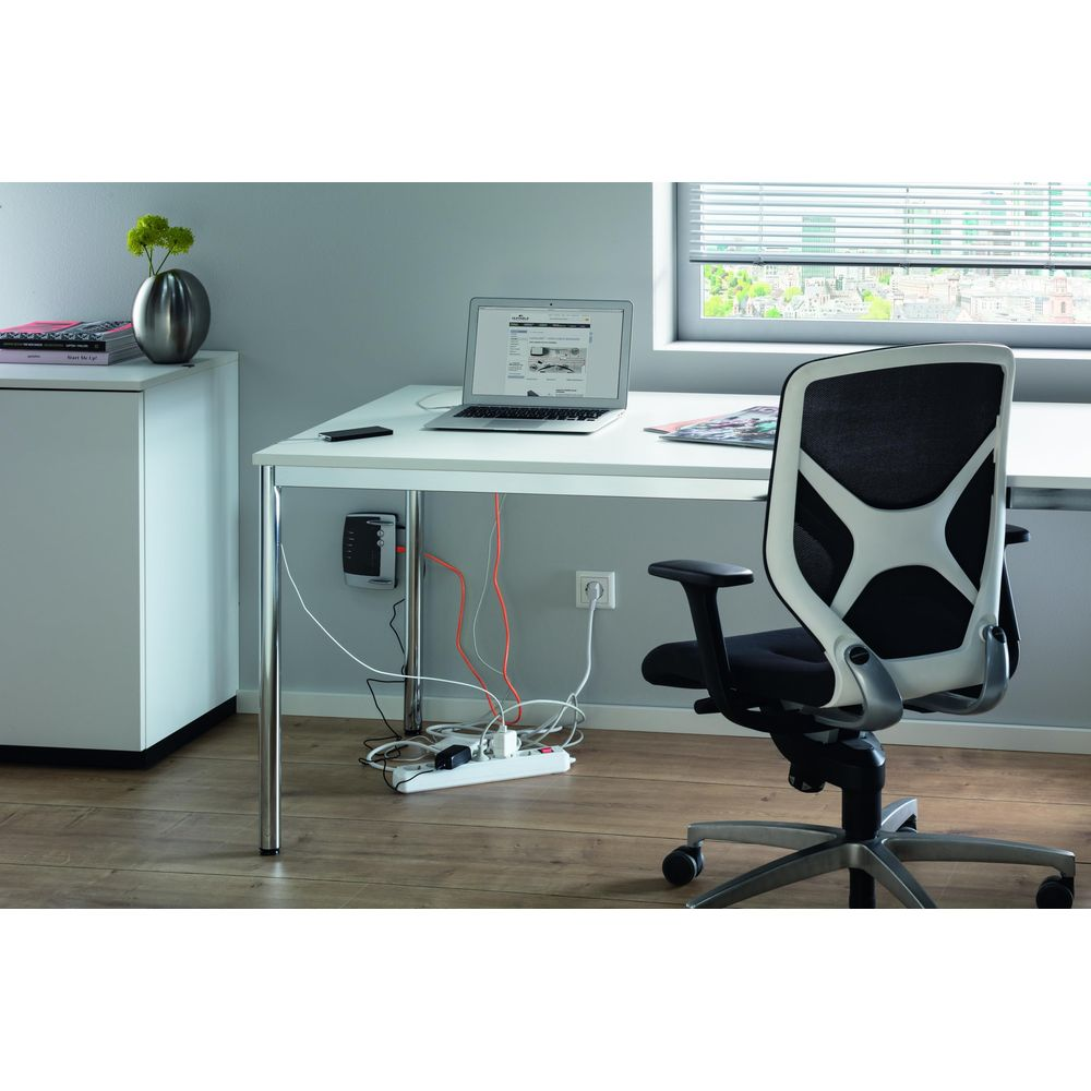 Schreibtisch mit Laptop, Bürostuhl und Kabelsalat unter dem Tisch.