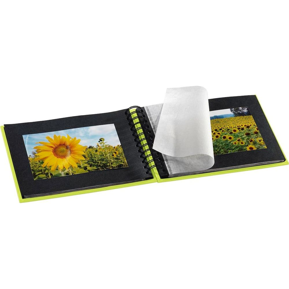 Otwarty album na zdjęcia z obrazami słoneczników i ochronną kartką.