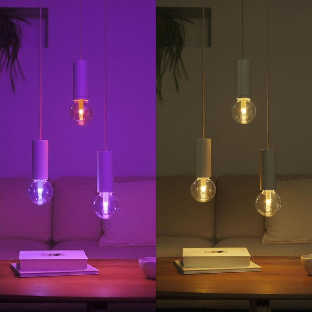 Hängende Lampen mit Glühbirnen, links lila, rechts warmweiß beleuchtet.