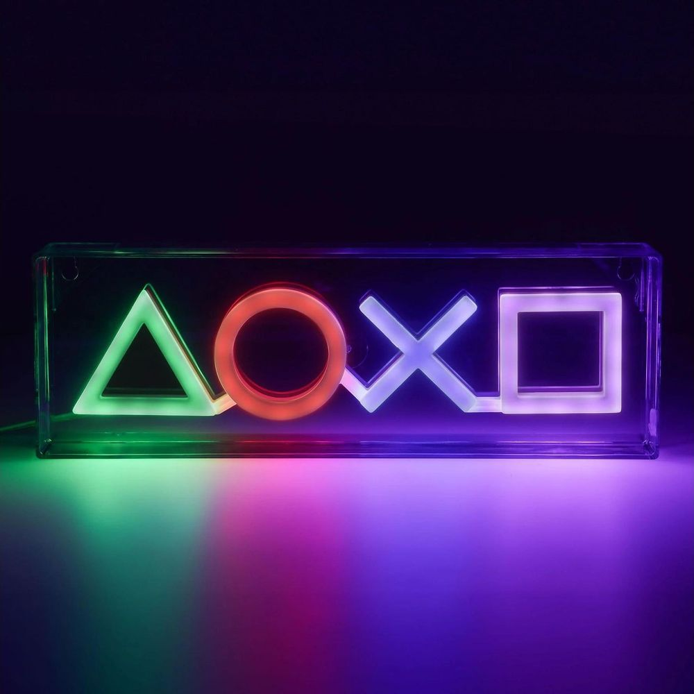 Podświetlone symbole PlayStation (trójkąt, koło, X, kwadrat) w pudełku.