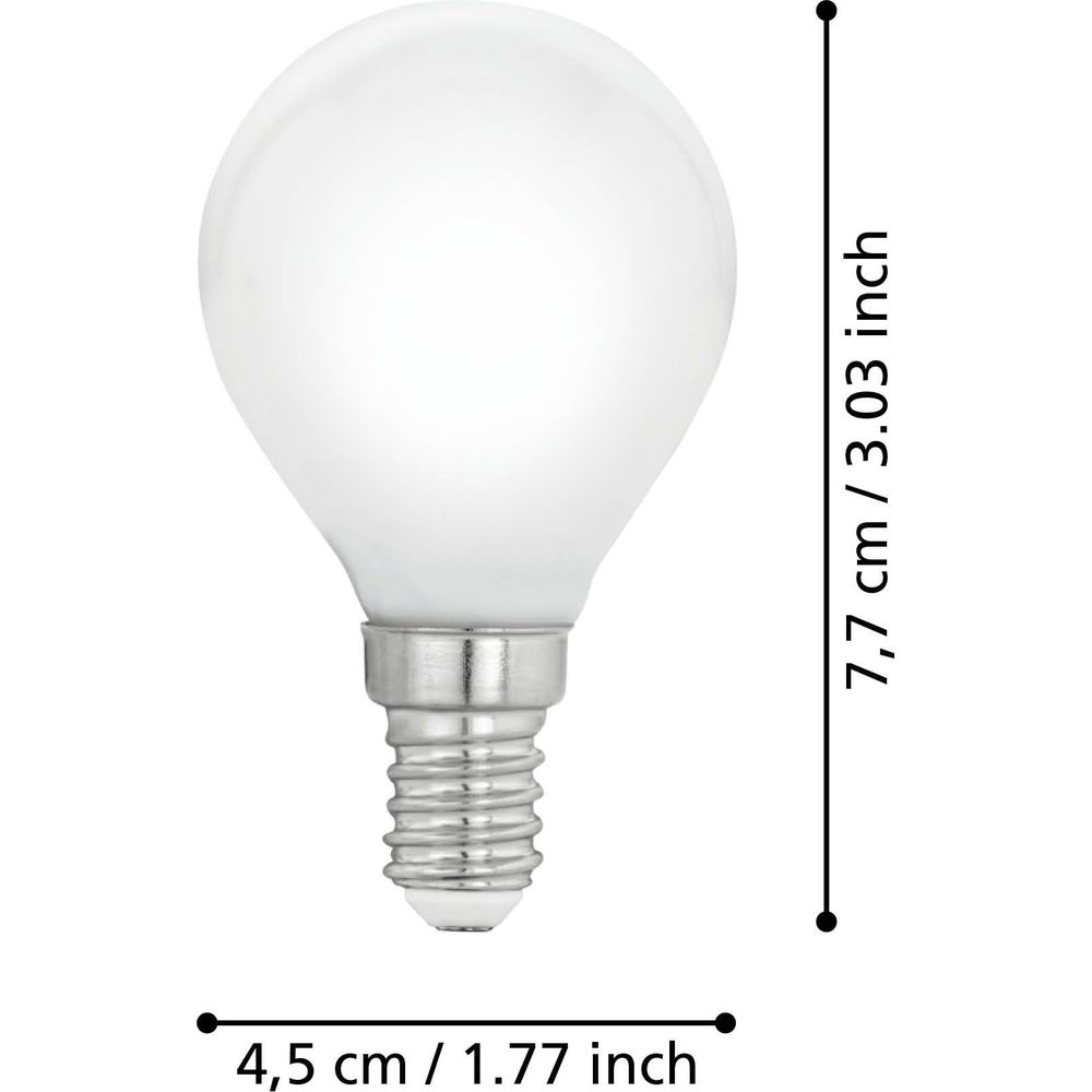 Eine weiße Glühbirne mit Schraubgewinde, Höhe 7,7 cm, Breite 4,5 cm.