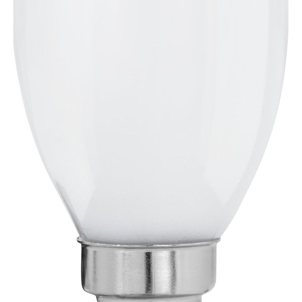 Gros plan d'une ampoule blanche avec une base métallique.