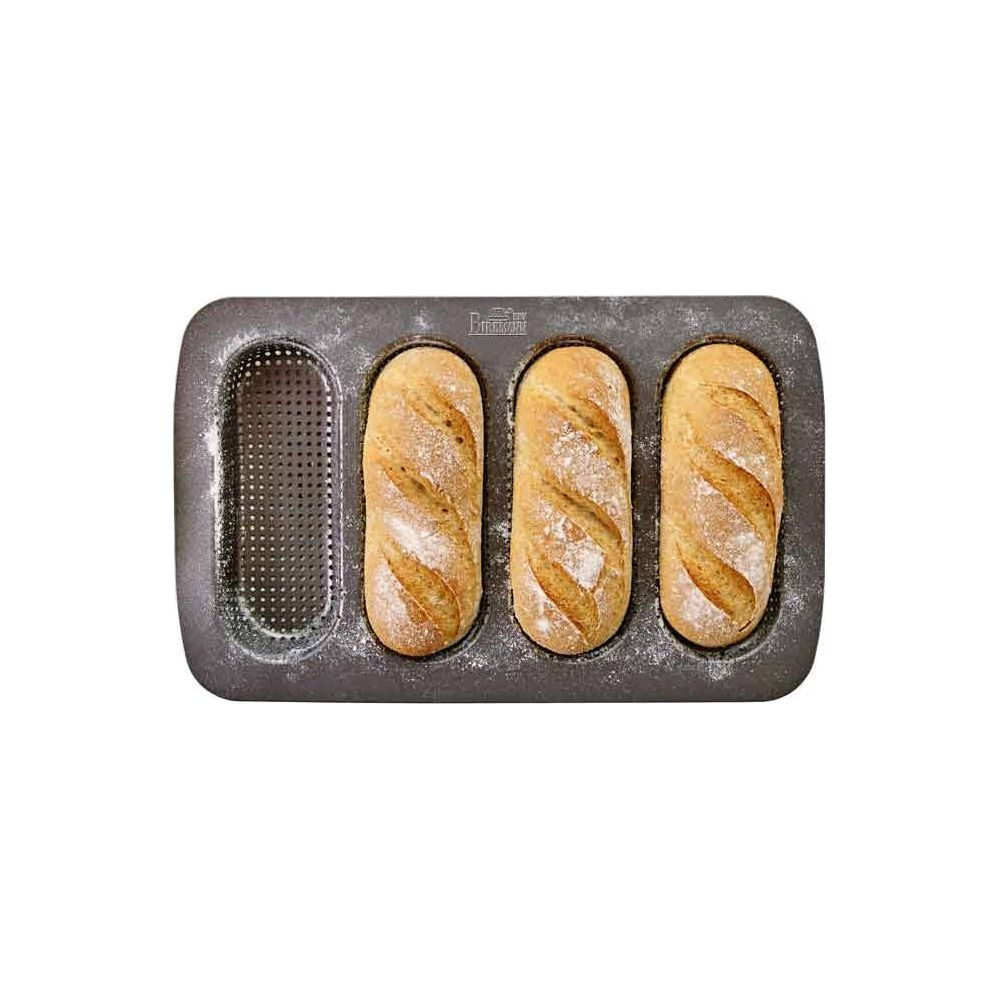 Drei gebackene Baguettes in einer dunklen Backform mit einem leeren Fach.