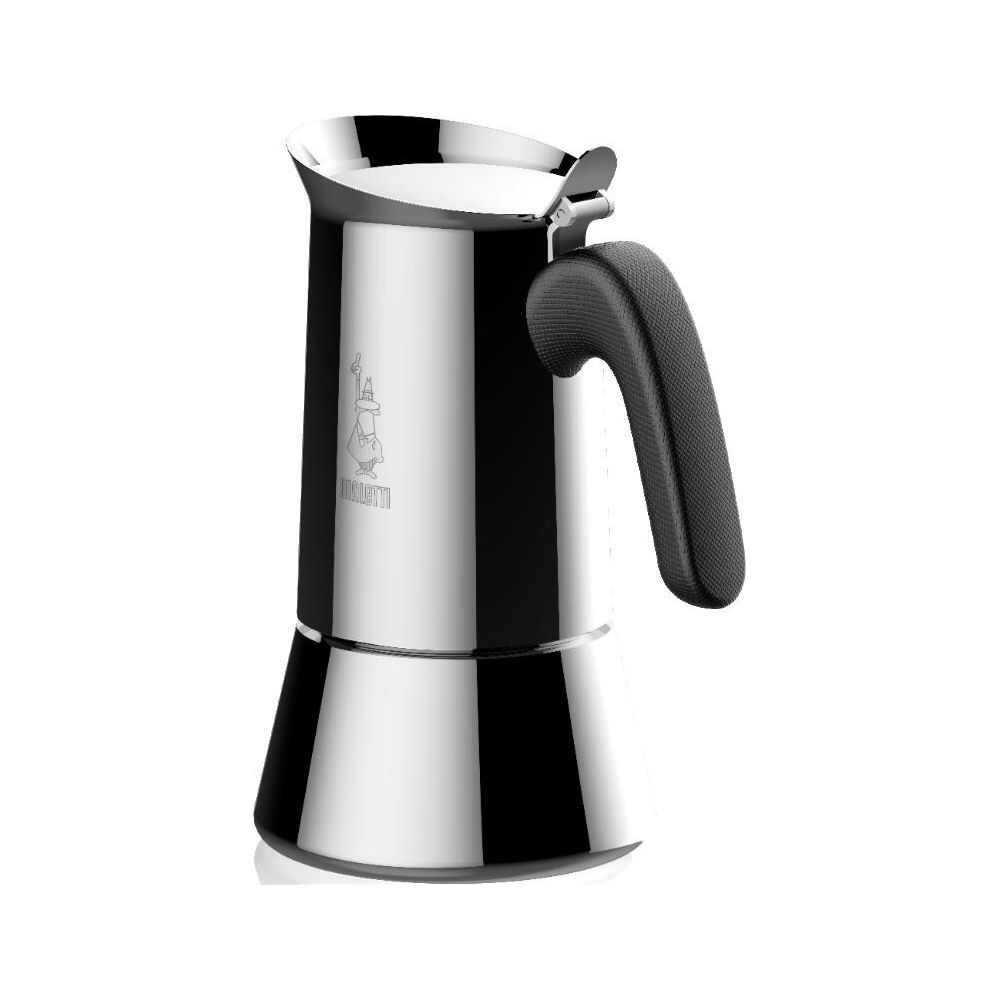 Błyszcząca chromowana kawiarka z czarnym uchwytem i małą postacią z przodu.