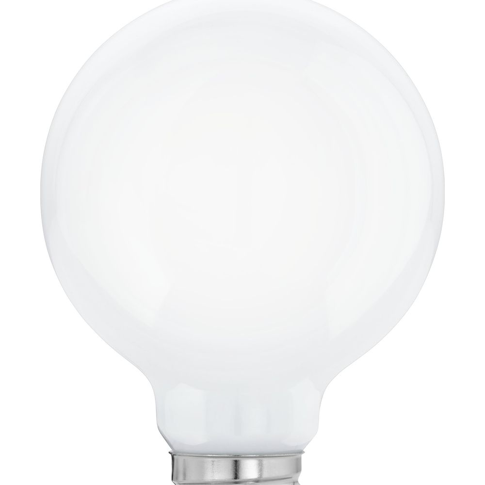 Una lampadina bianca con base argentata, su sfondo bianco.