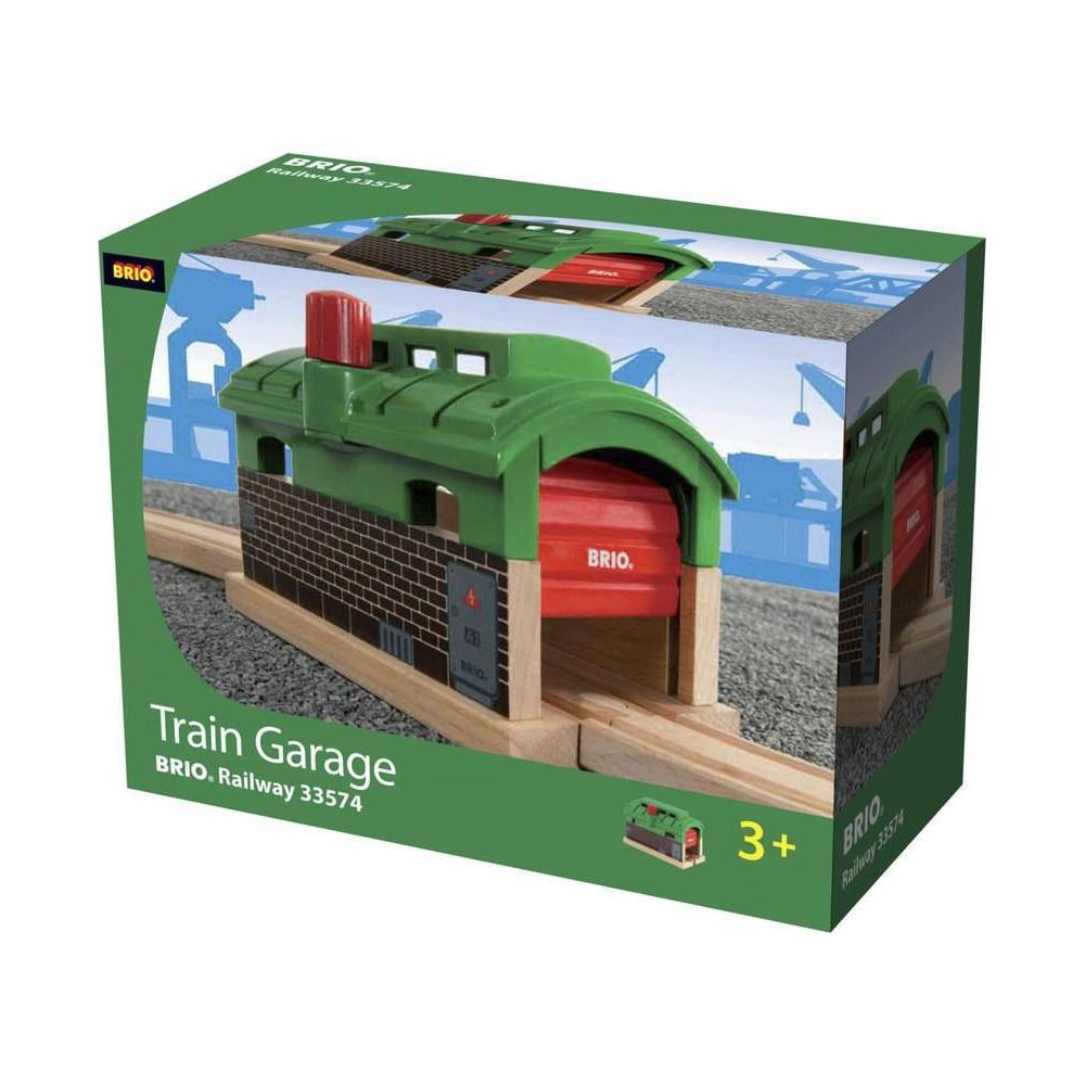 Un garaje de tren de juguete BRIO con puerta roja y vía de madera.