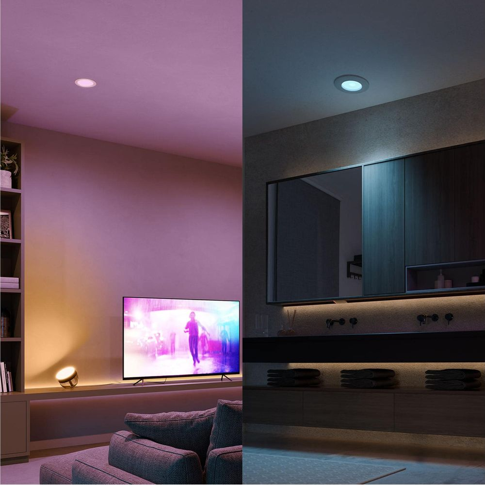 Geteilte Ansicht: Wohnzimmer mit TV und Sofa links, Badezimmer mit Spiegel und Schränken rechts.