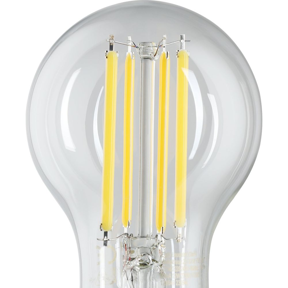 Une ampoule transparente avec quatre filaments LED jaunes illuminés de l'intérieur.