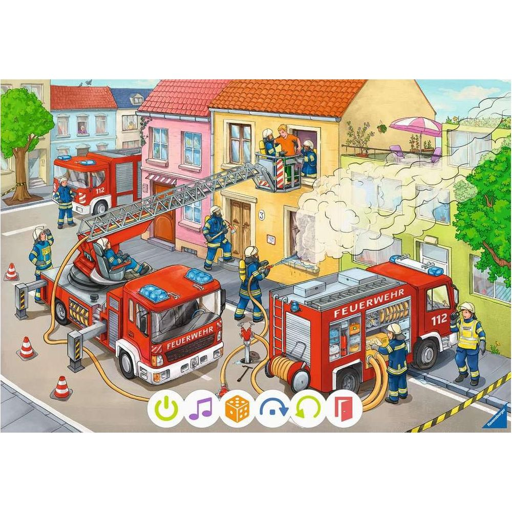 Feuerwehrleute löschen ein brennendes Haus mit Feuerwehrautos und Leitern.