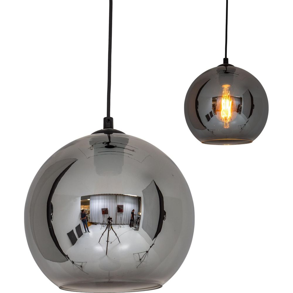 Deux suspensions sphériques aux surfaces miroir et ampoules visibles.