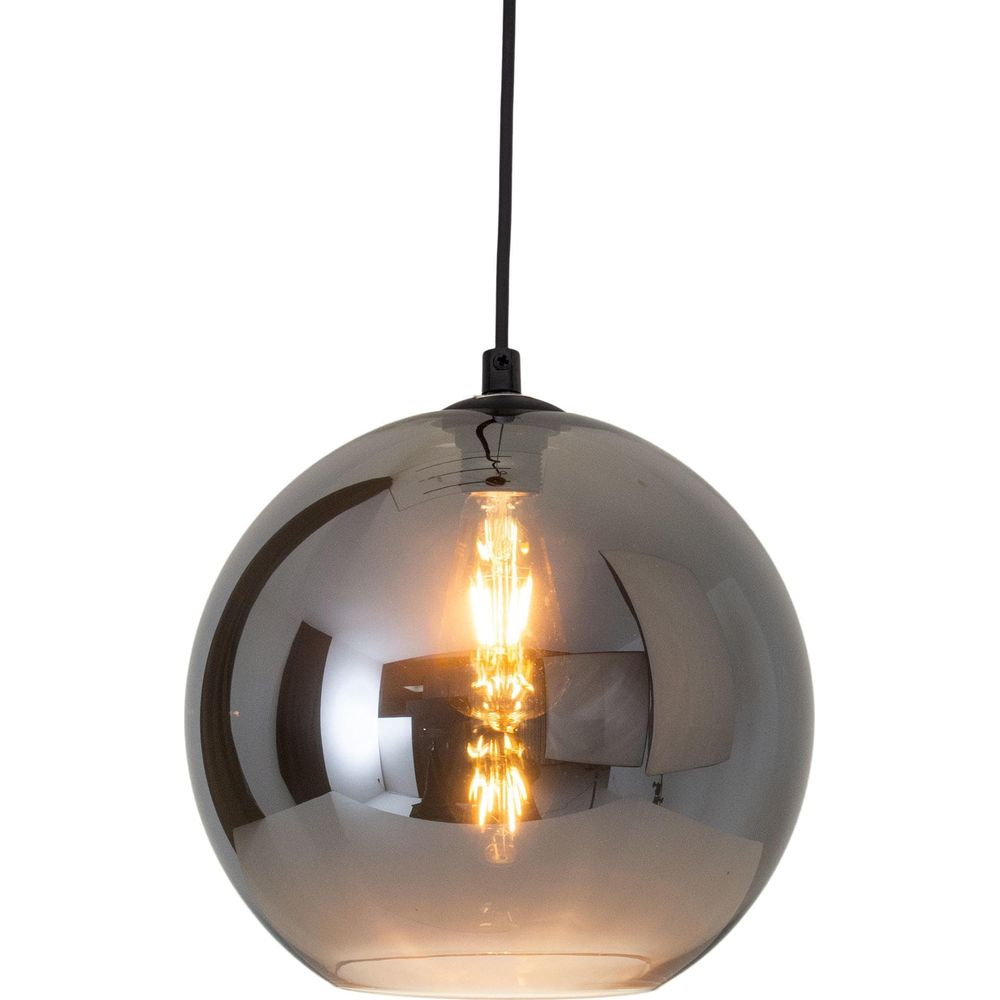Une suspension sphérique grise avec une ampoule à filament.