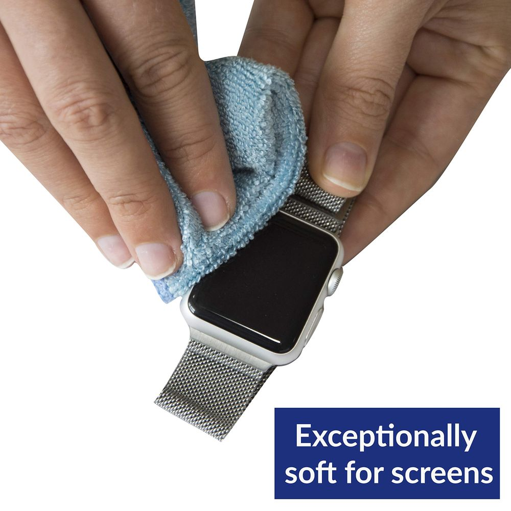Dłonie czyszczą ekran smartwatcha niebieską ściereczką z mikrofibry.