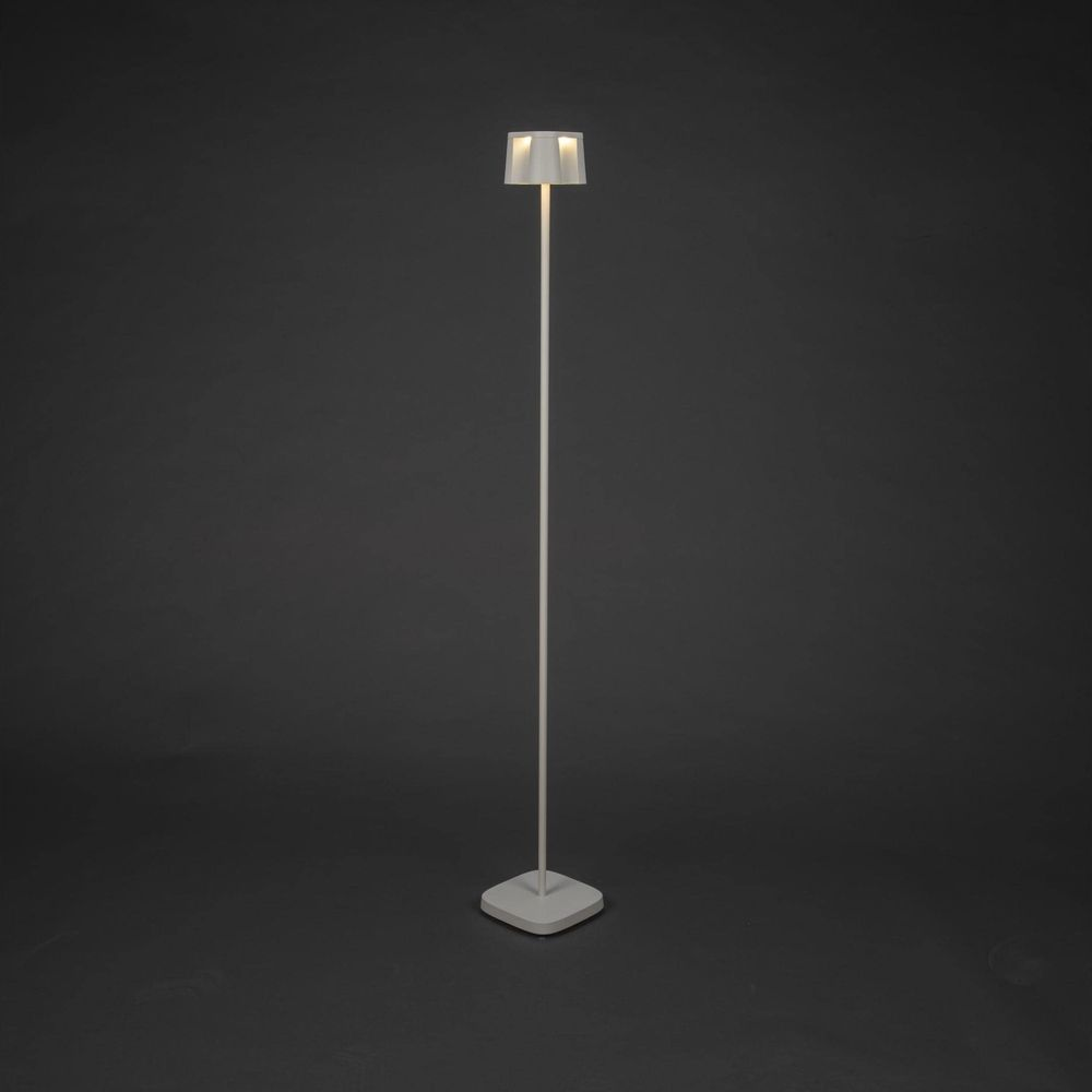 Eine schlanke Stehleuchte mit rechteckigem Lampenschirm und quadratischem Sockel.
