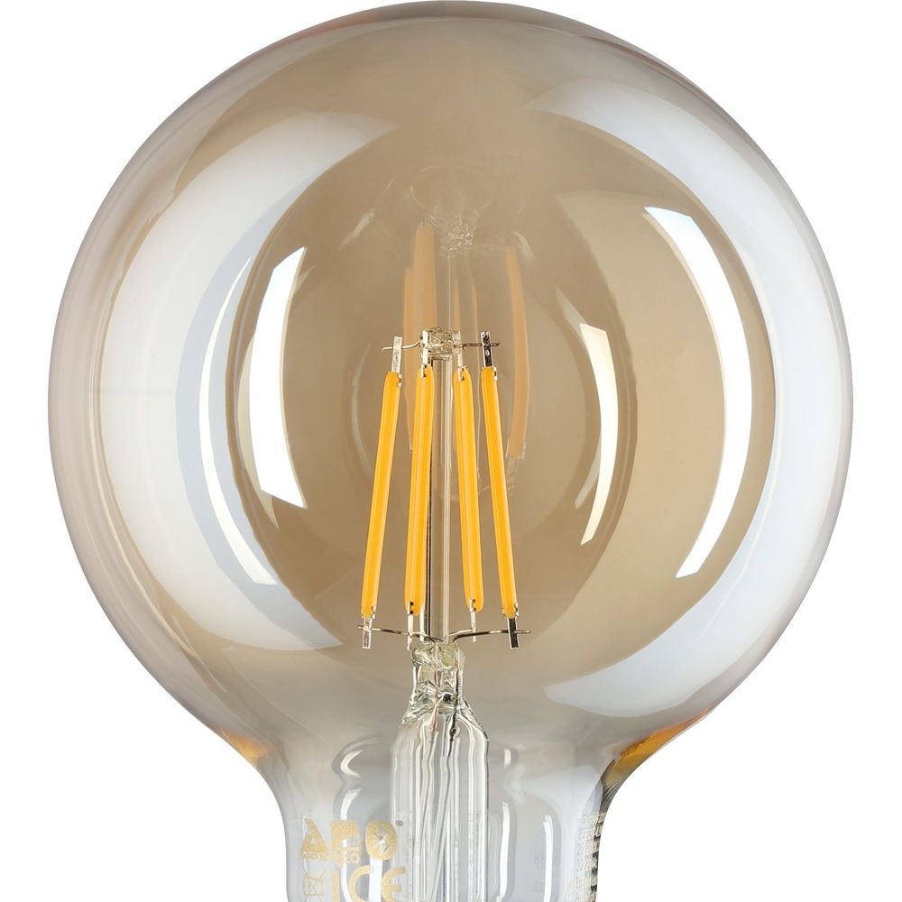 Una lampadina rotonda color ambra con filamenti visibili all'interno.