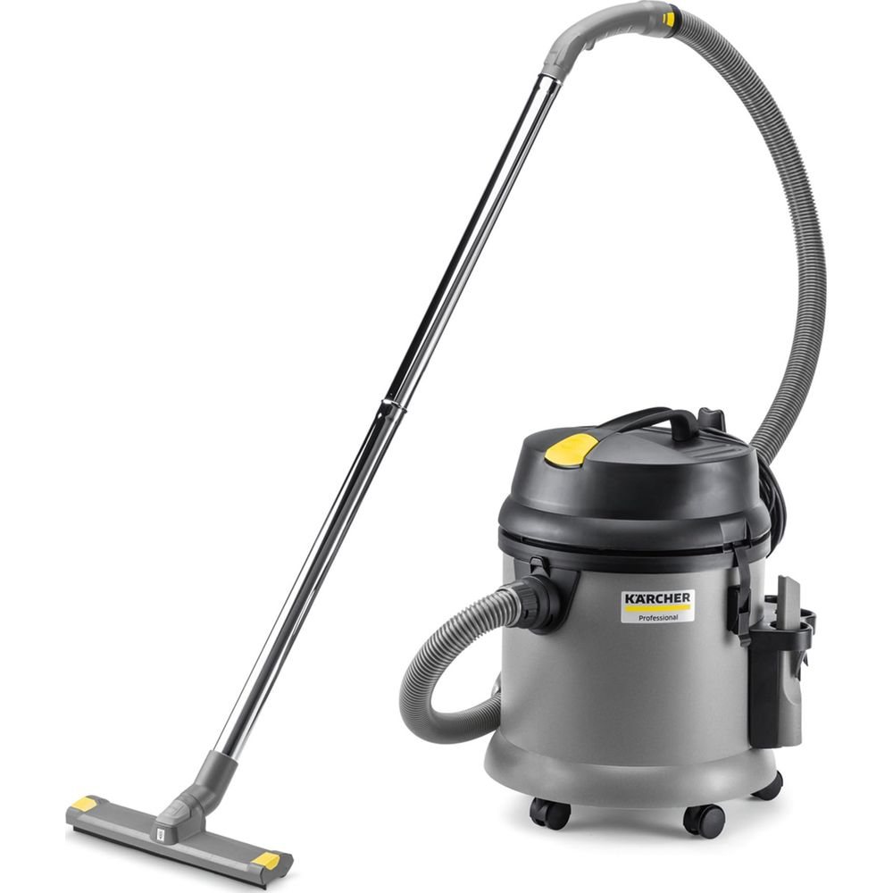Un aspirateur industriel Karcher gris avec tuyau et tube sur fond blanc.