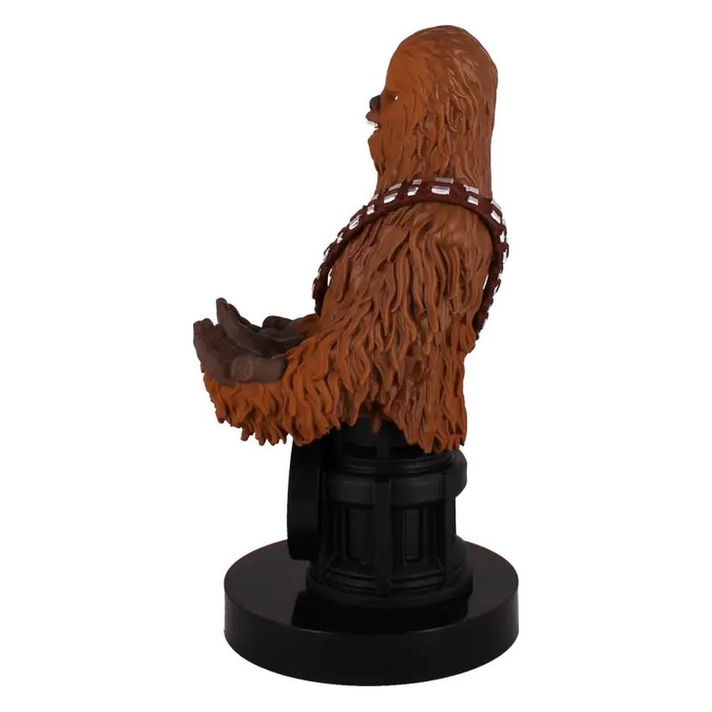 Chewbacca-Figur mit braunem Fell, Munitionsgurt und schwarzem Sockel.