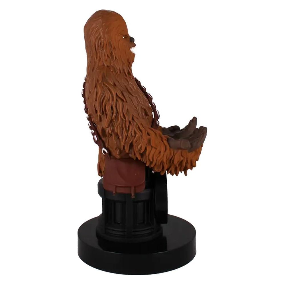 Eine braune Chewbacca-Figur mit Tragegestell auf einem schwarzen Sockel.