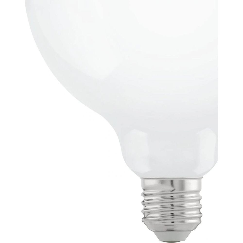 Gros plan d'une ampoule blanche avec culot fileté argenté, isolée sur fond blanc.