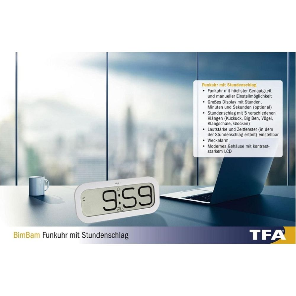 Digitaluhr mit modernem Design auf einem Schreibtisch mit Blick auf eine Stadt.