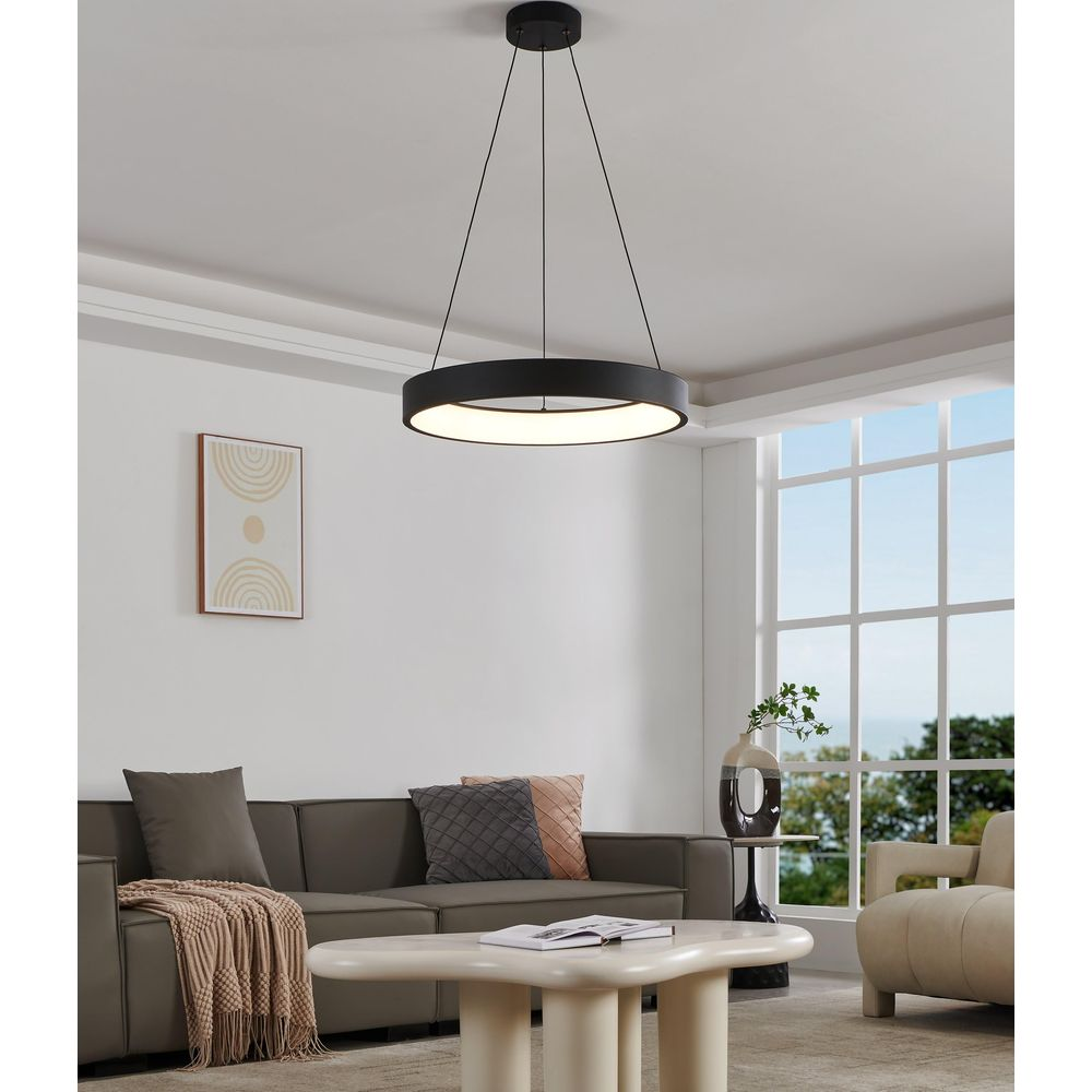 Ein runder schwarzer Deckenventilator mit Licht hängt über einem Sofa und einem Couchtisch.