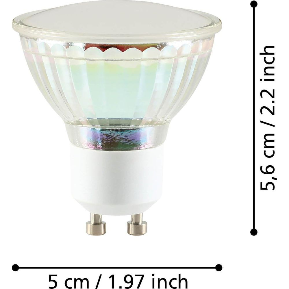 Une ampoule LED avec une base blanche et un verre translucide et facetté.