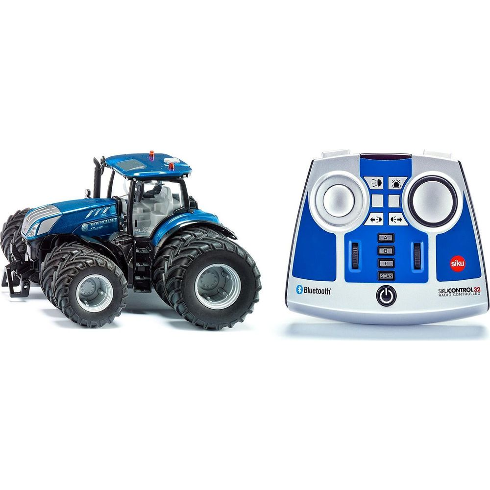 Un modelo de tractor de juguete azul y un mando a distancia con detalles azules y plateados.