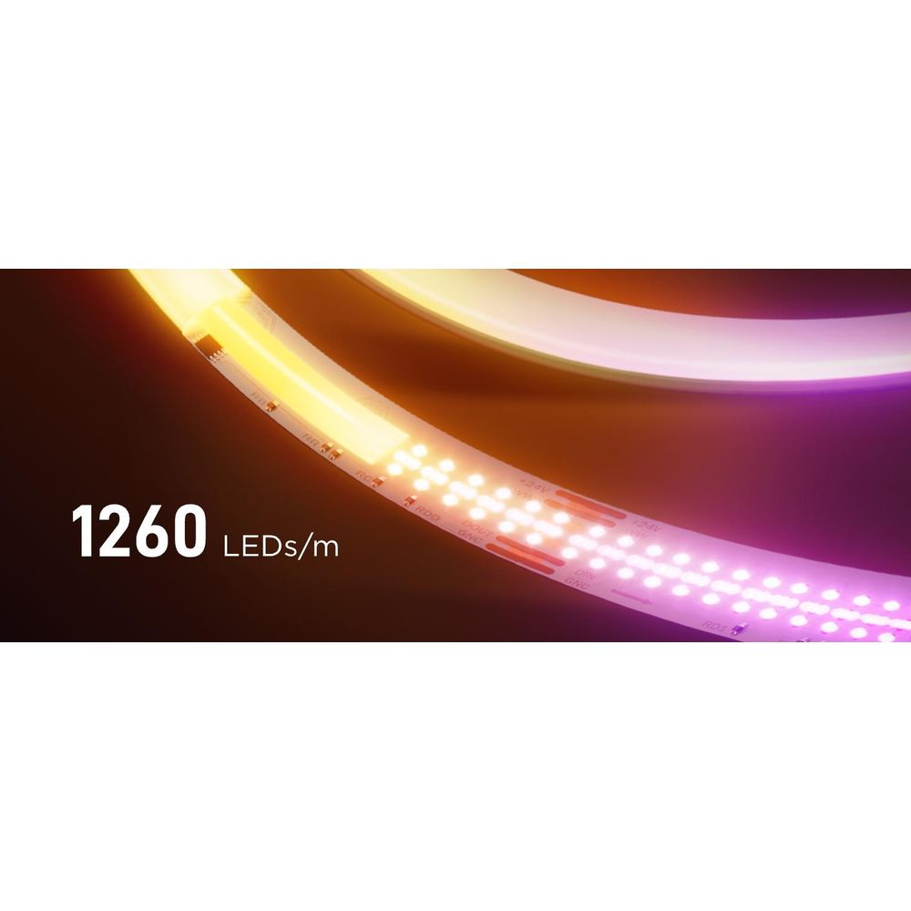 Una striscia LED luminosa con 1260 LED/m brilla di giallo e viola.