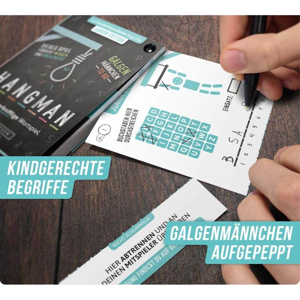 Person spielt Galgenmännchen mit Kindern. Spielkarten und Stift sichtbar.