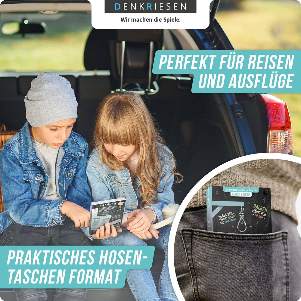 Kinder mit Jeansjacken sitzen im Kofferraum und spielen ein Spiel.