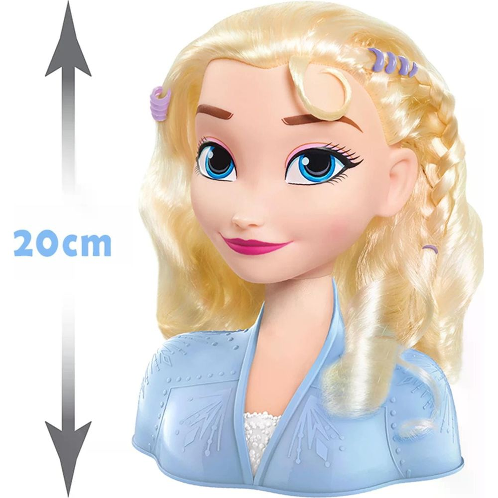 Una bambola con capelli biondi e occhi azzurri indossa un vestito blu.