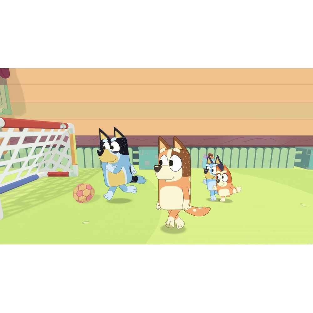 Vier Zeichentrickhunde spielen Fußball in einem Hof mit Tor und Ball.