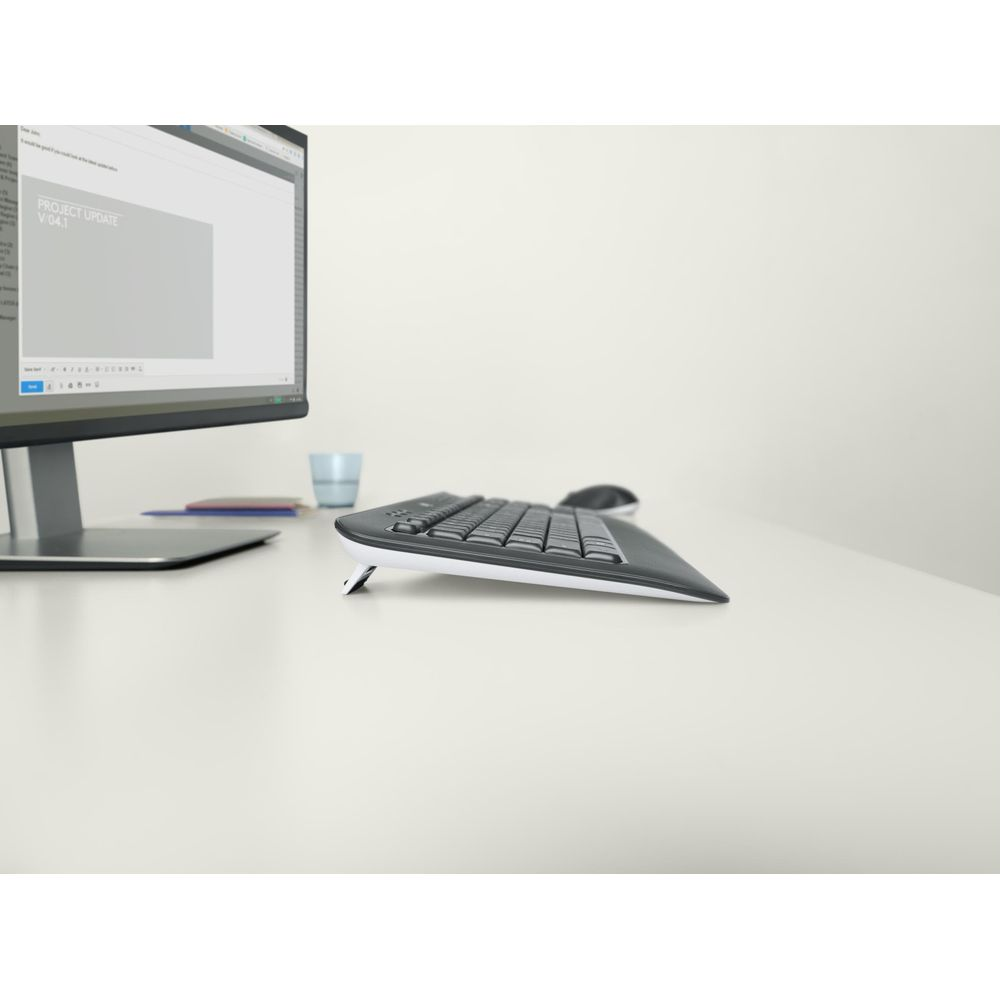 Ergonomiczna klawiatura i mysz na biurku przed monitorem.