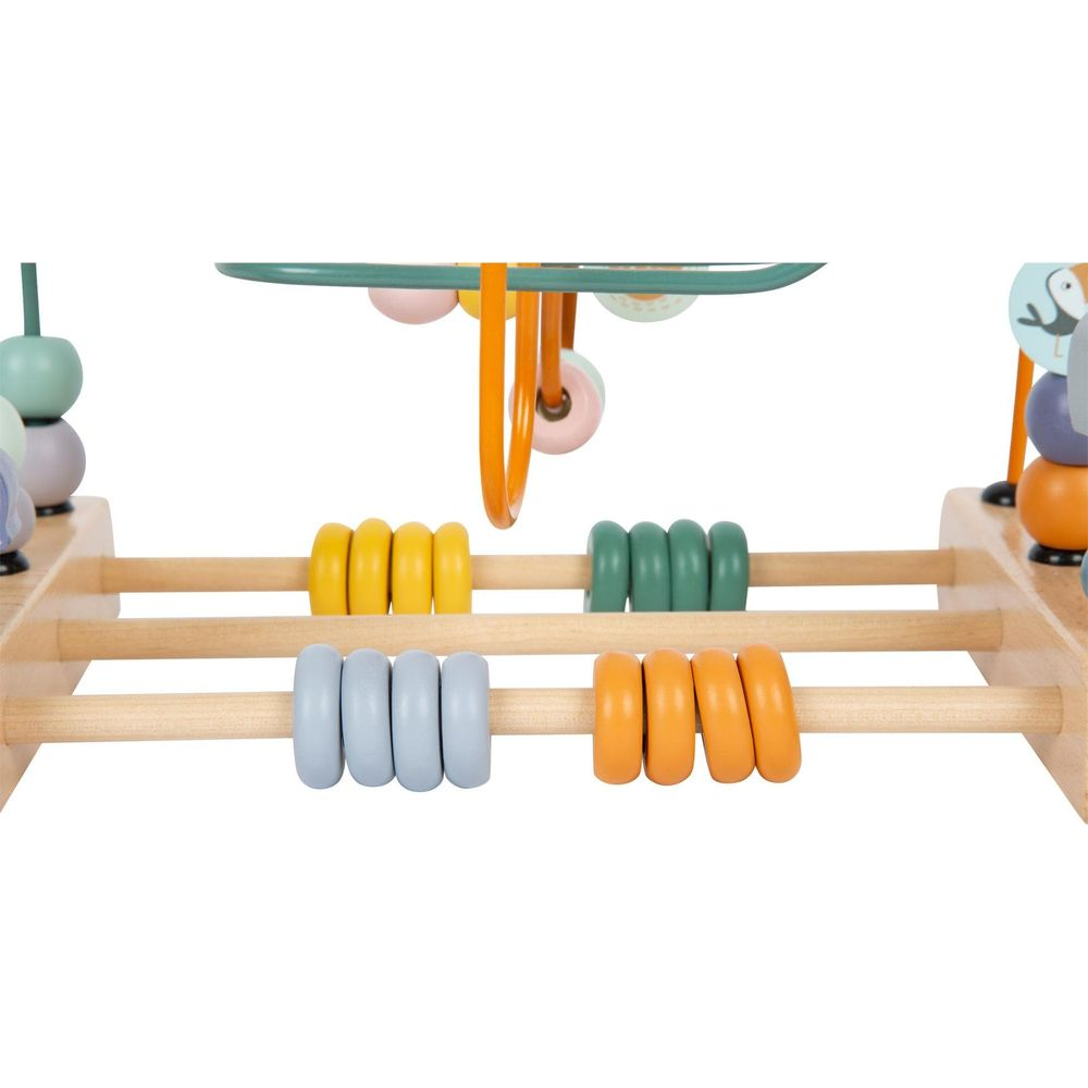 Holzspielzeug mit bunten Perlen in Gelb, Grün, Blau und Orange auf Holzstäben.