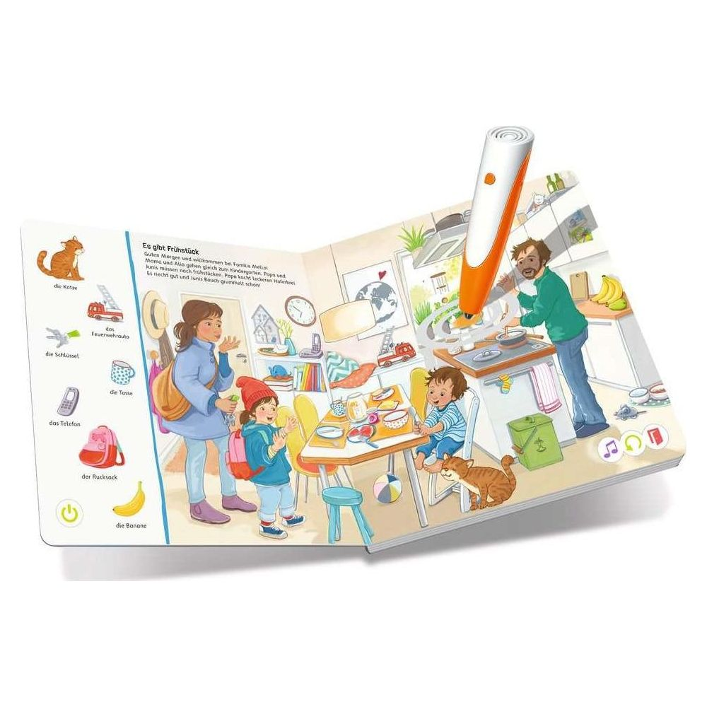 Familie beim Frühstück in der Küche. Ein sprechender Stift liegt auf dem Buch.