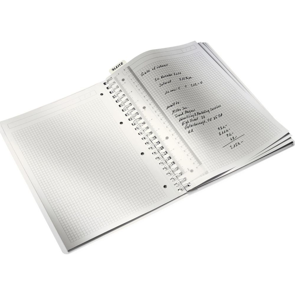 Otwarty notatnik z papierem w kratkę i przezroczystą zakładką-linijką.