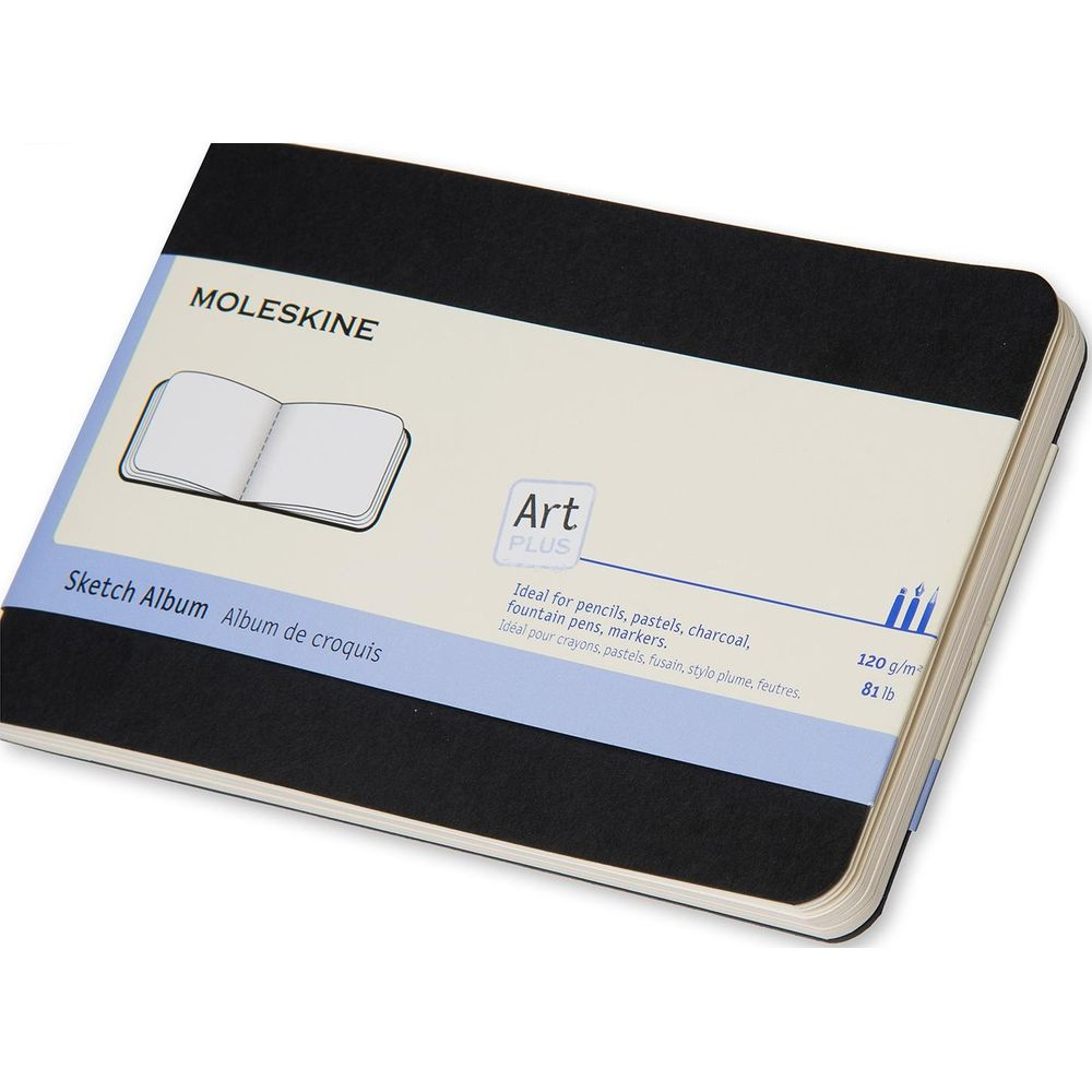 Album do szkicowania Moleskine z czarną okładką, otwarty na stronie 1.