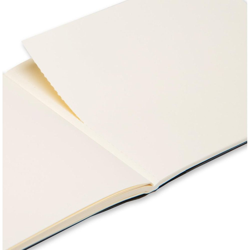 Otwarty notatnik z kremowymi stronami, jedna strona jest podniesiona.