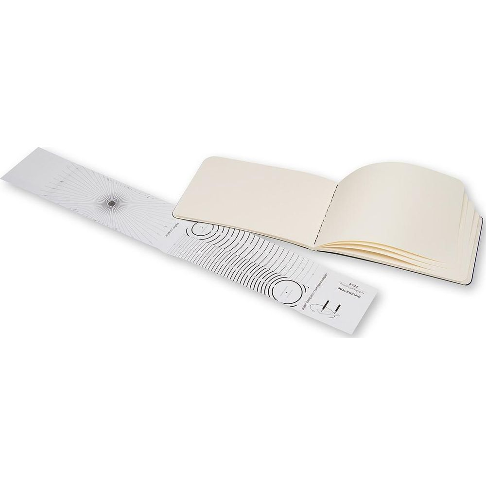 Otwarty notatnik z leżącą obok drukowaną linijką.